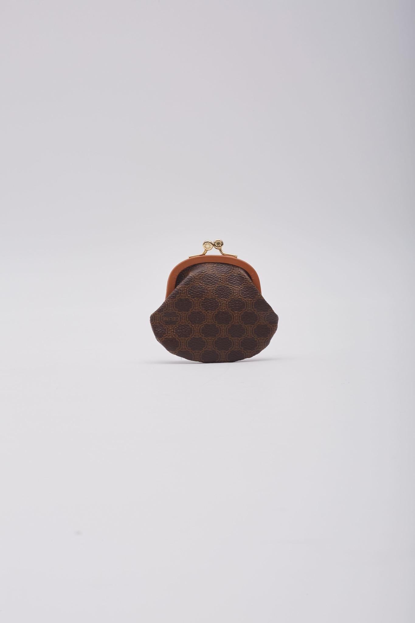 Couleur : monogramme marron / macadam
Matériau : Toile enduite
Livré avec : sac à poussière générique
Condit : Bon. Légère marque en haut.
Fabriqué en Italie
Vintage

Mesures~
Hauteur 3