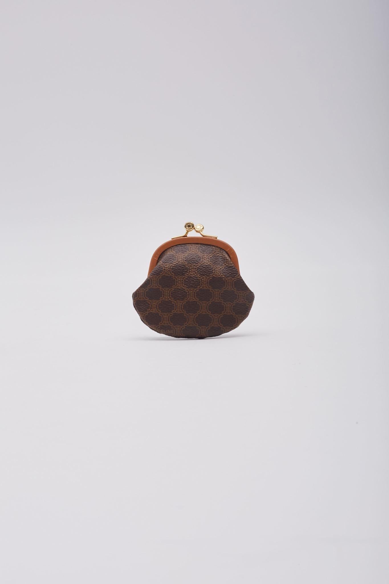 Noir Celine Macadam Pochette avec fermoir à monogramme en or en vente