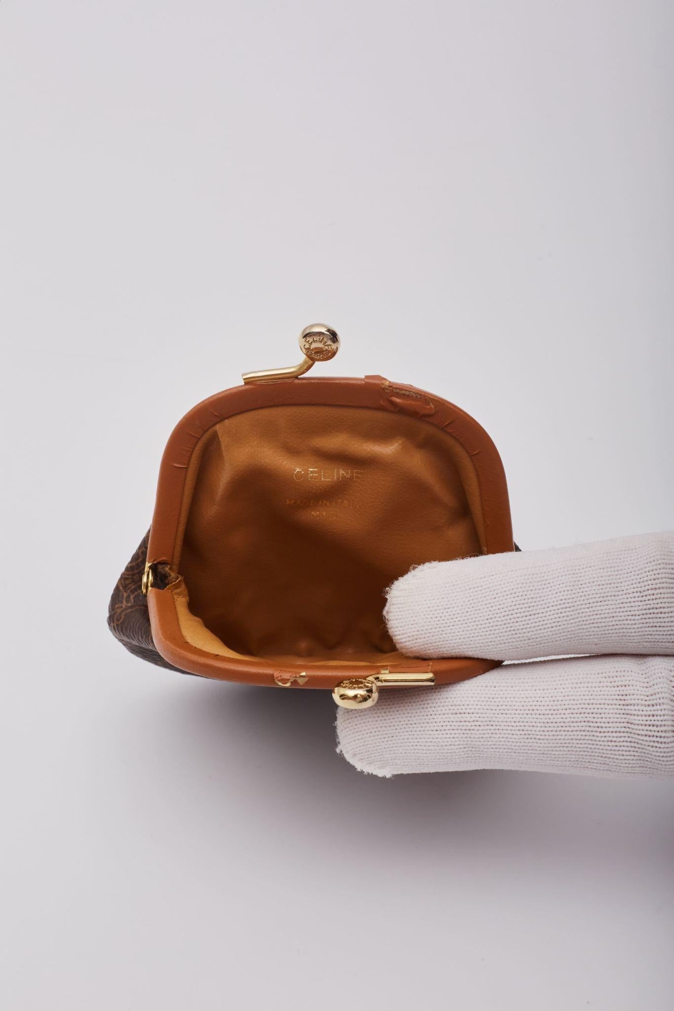 Celine Macadam Pochette avec fermoir à monogramme en or en vente 1