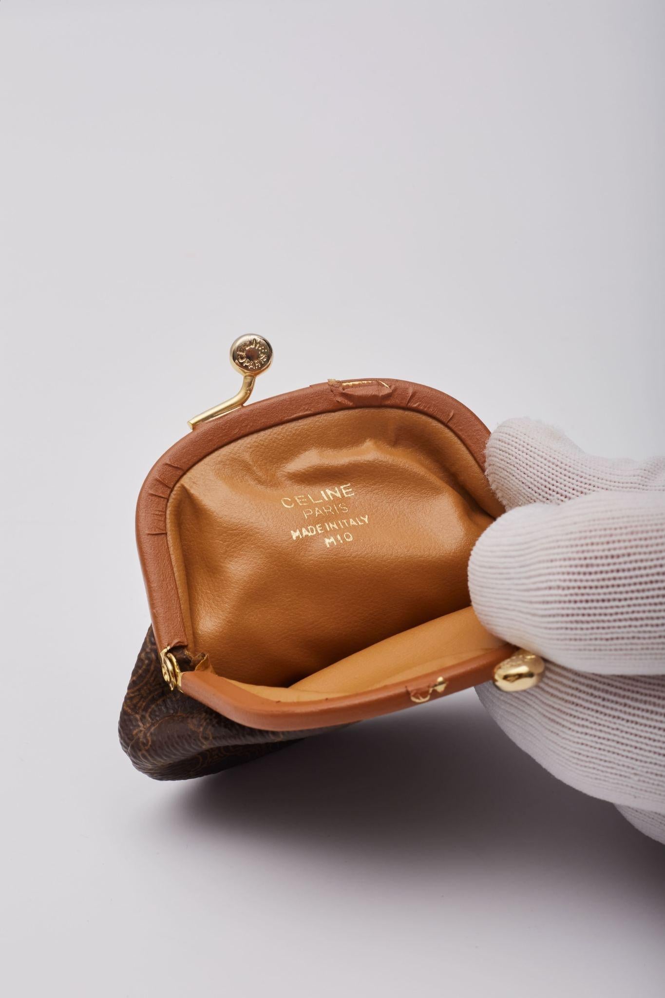 Celine Macadam Pochette avec fermoir à monogramme en or en vente 2