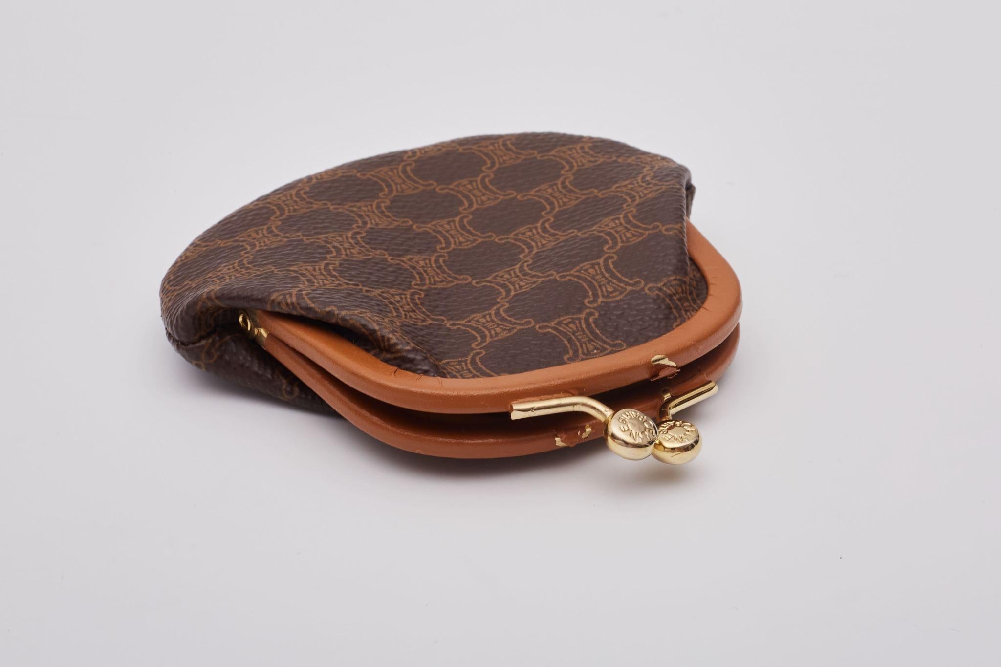 Celine Macadam Pochette avec fermoir à monogramme en or en vente 3