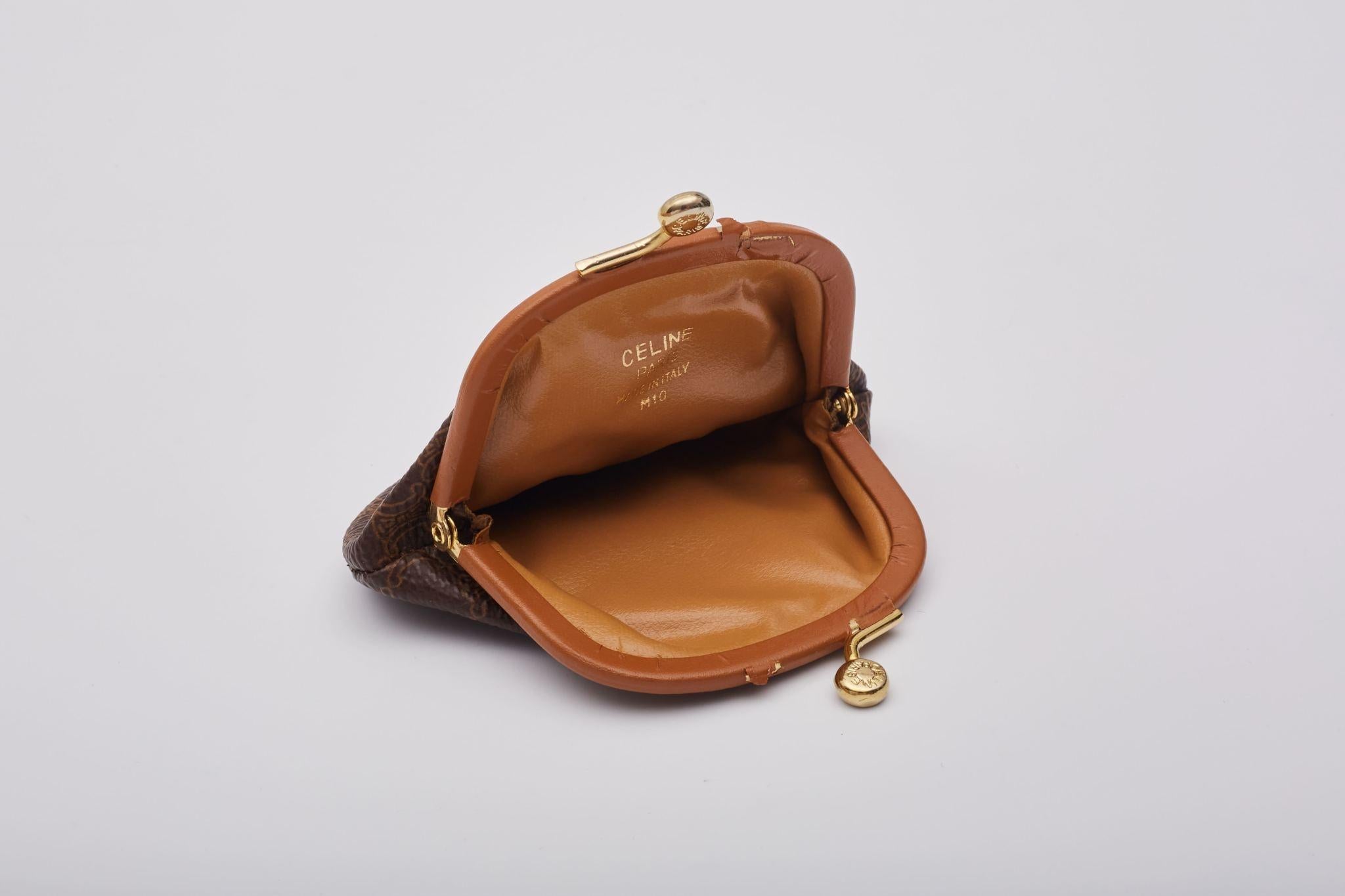 Celine Macadam Pochette avec fermoir à monogramme en or en vente 4