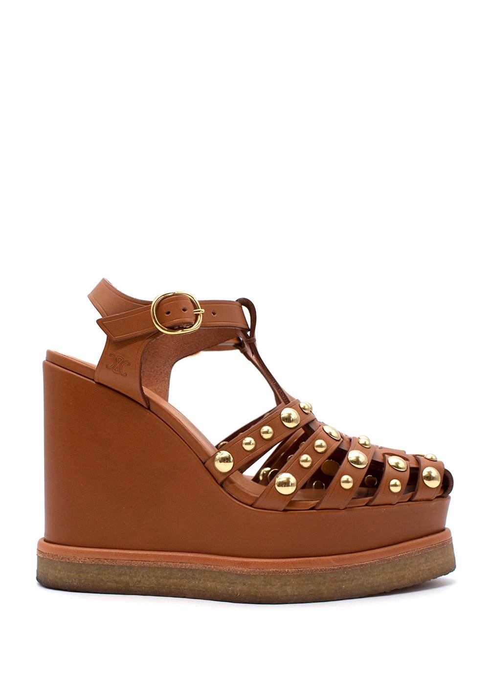 Gladiator-inspirierte braune, gewebte Lederriemen mit goldfarbenen Nieten
Goldfarbener Schnallenverschluss 
Gummisohle 
Schnallenverschluss

Materialien 
100% Leder 
100% Gummi 
100% goldfarbene Hardware 

Hergestellt in Italien 

BITTE BEACHTEN