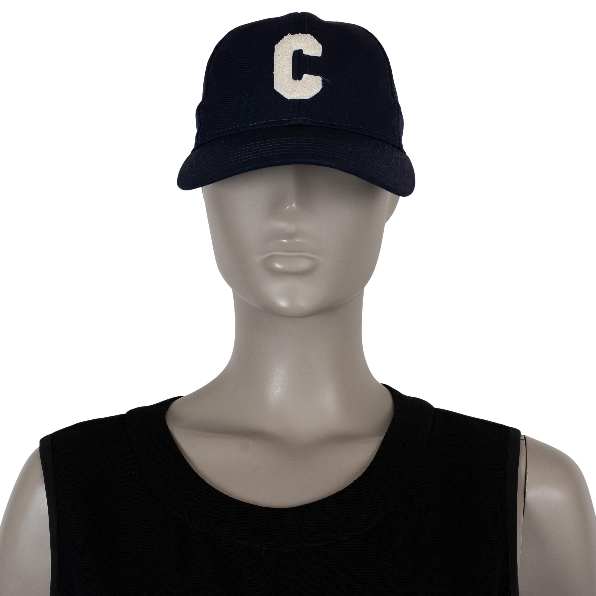 Questo cappellino da baseball Celine Initial, autentico al 100%, è realizzato in cotone blu Marin e presenta una vistosa applicazione 