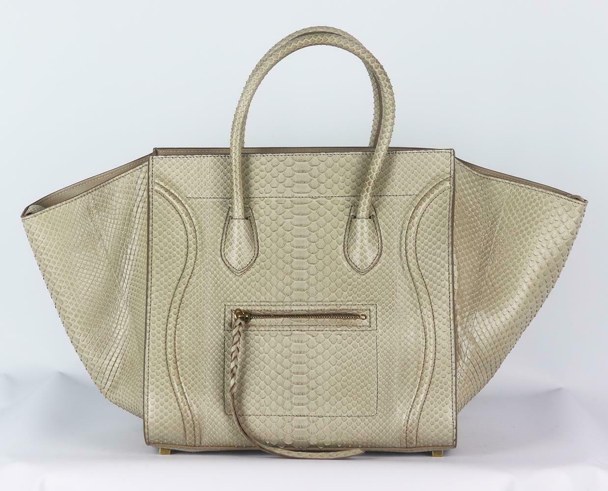 This flawlessly bag is crafted in beige python and leather phantom luggage tote bag has been part of Celine's timeless collection, it's designed with internal pockets and an oversized external flaps which can be pulled in to ensure your belongings