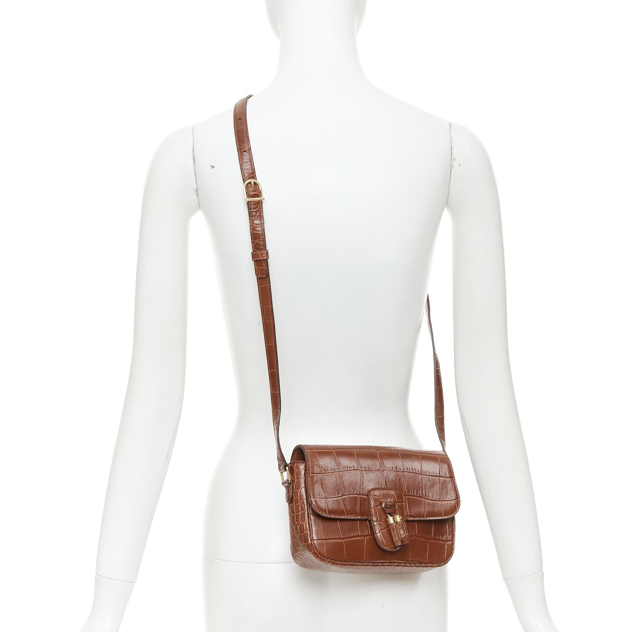 CELINE Medium Tassel braun geprägtes Rindsleder mit Fransen Crossbody Tasche
Referenz: ECLO/A00168
Marke: Celine
Designer: Hedi Slimane
Modell: Mittlere Quaste
Collection'S: Herbst 2019
MATERIAL: Leder
Farbe: Braun, Gold
Muster: