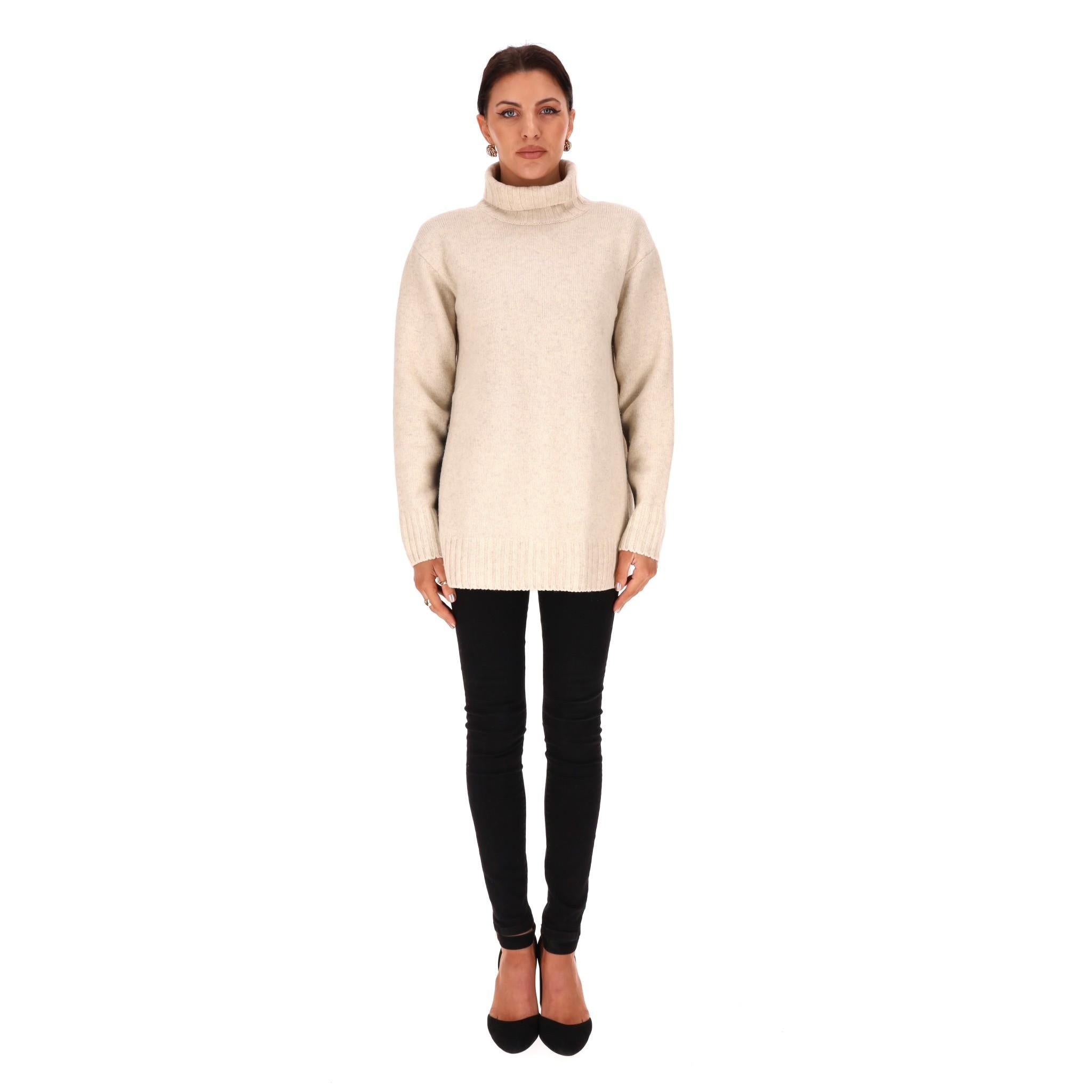 Maglione a collo alto in lana di Celine e Yak

Maglia avorio realizzata in lana merino e yak con vestibilità oversize.

Caratterizzato da maniche lunghe, dolcevita dal design longilineo.

Prezzo di listino circa 1,500 euro

Taglia - XS

Condizioni -