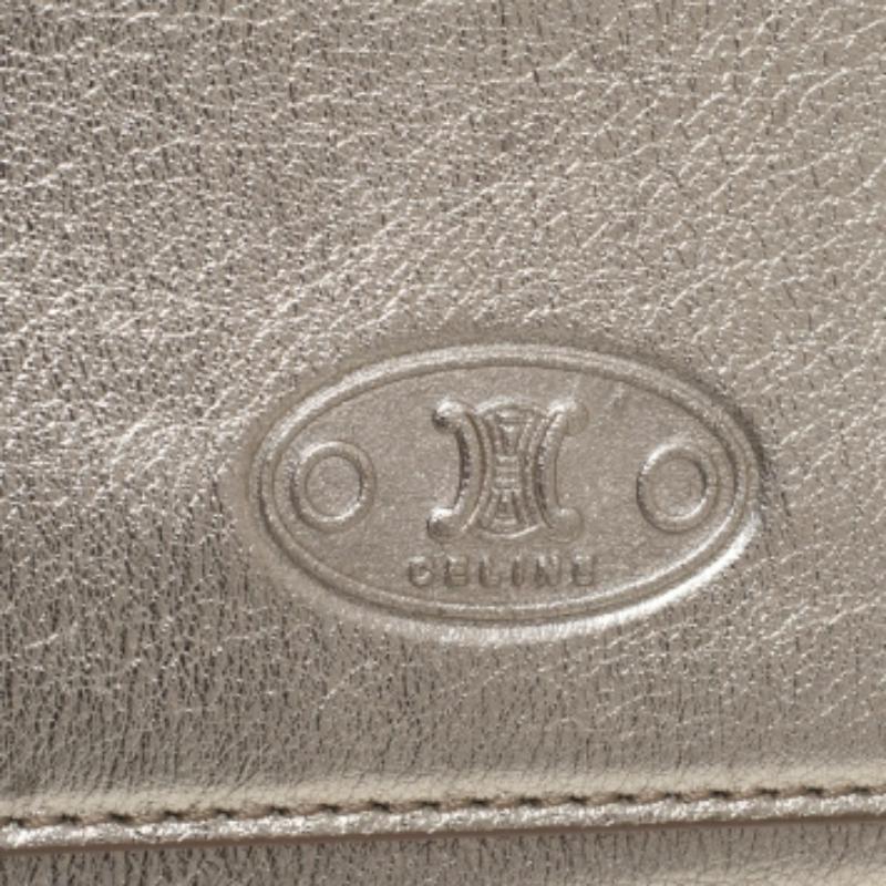 Portafoglio continentale Celine con patta in pelle oro metallizzato in vendita 5