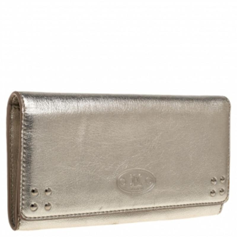 Resistente ed elegante, questo portafoglio di Celine contiene senza problemi carte e contanti. Realizzato in pelle metallizzata color oro, questo portafoglio è un accessorio di lunga durata. Presenta molteplici scomparti per carte e una tasca con