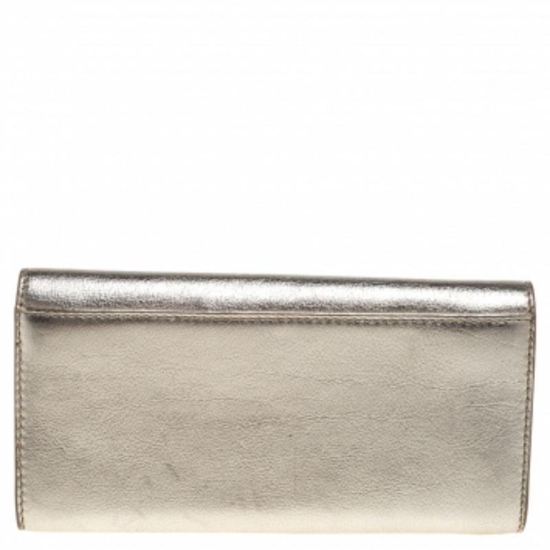 Grigio Portafoglio continentale Celine con patta in pelle oro metallizzato in vendita