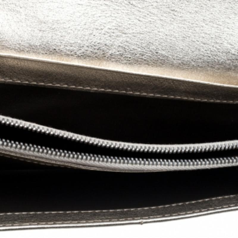 Portafoglio continentale Celine con patta in pelle oro metallizzato In condizioni buone in vendita a Dubai, Al Qouz 2