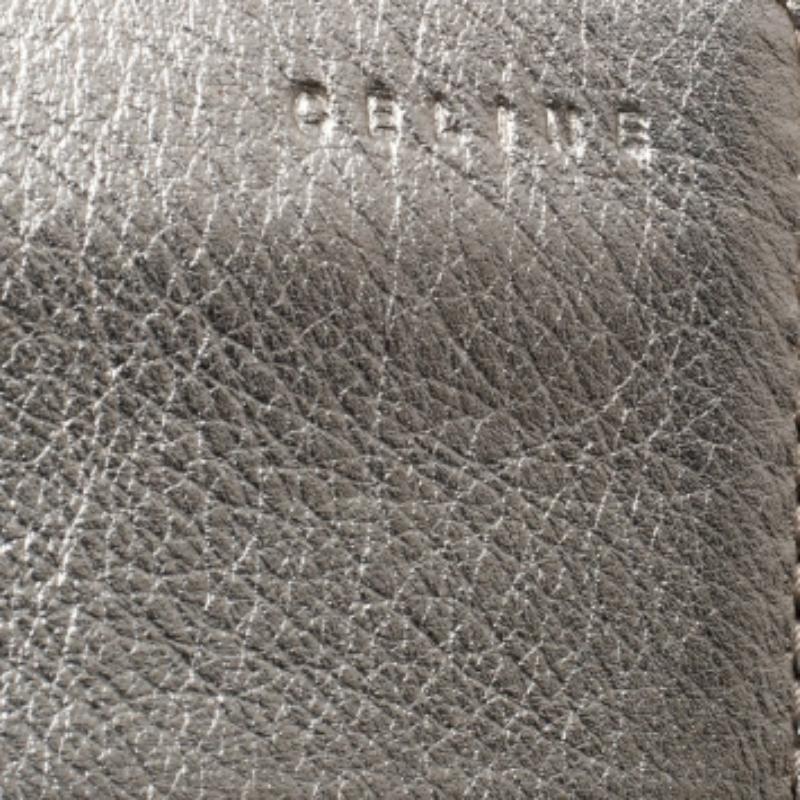Donna Portafoglio continentale Celine con patta in pelle oro metallizzato in vendita