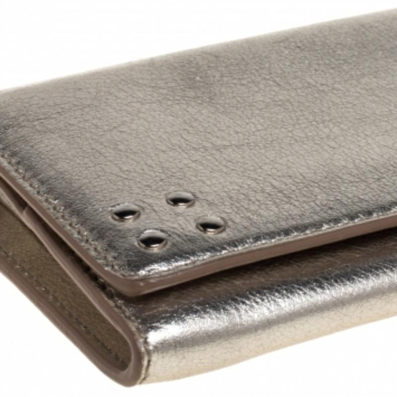 Portafoglio continentale Celine con patta in pelle oro metallizzato in vendita 2