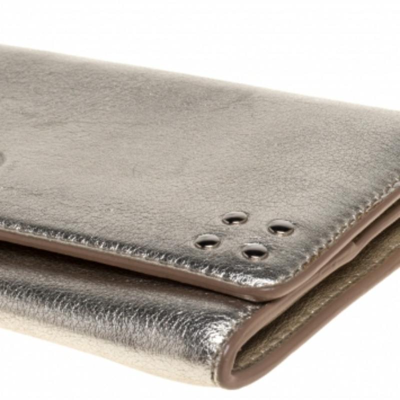 Portafoglio continentale Celine con patta in pelle oro metallizzato in vendita 3
