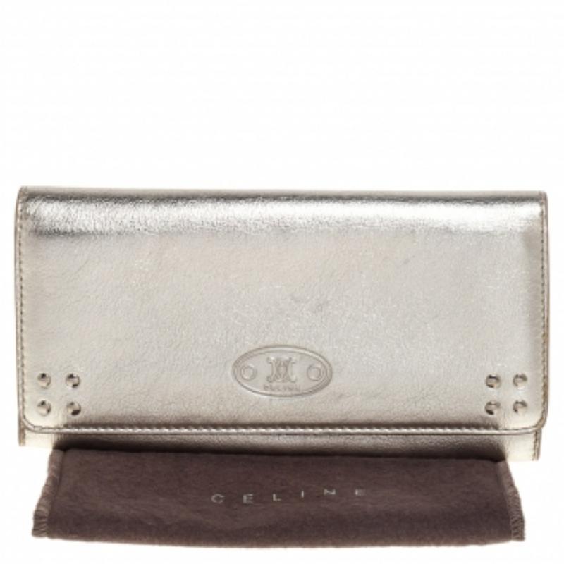 Portafoglio continentale Celine con patta in pelle oro metallizzato in vendita 4