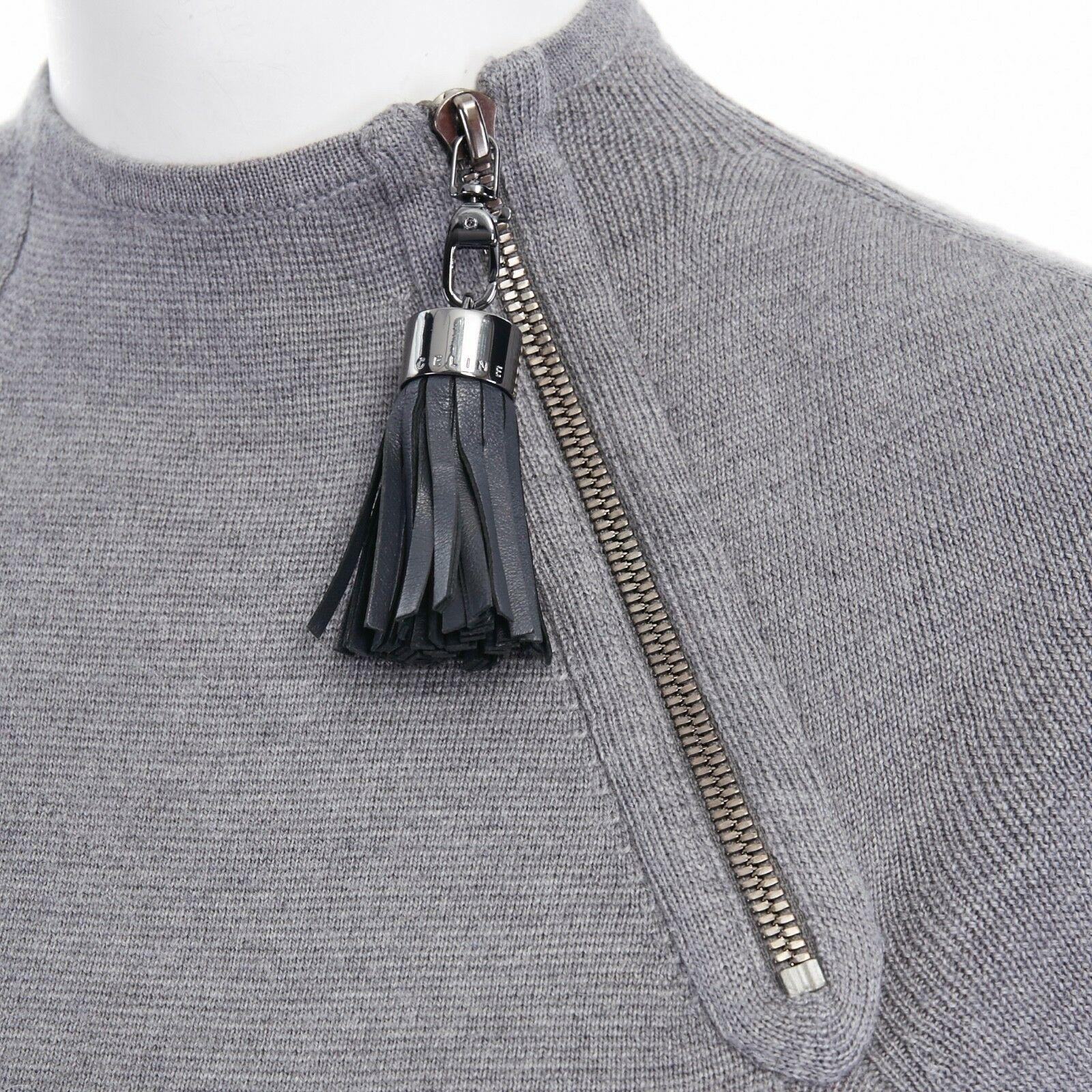 CELINE MICHAEL KORS Vintage silk cashmere leather tassel sweater dress glove S

CELINE BY MICHAEL KORS
Wool, silk, cashmere. Grey. Mock high neck. Zipped at collar with black leather tassel signed 