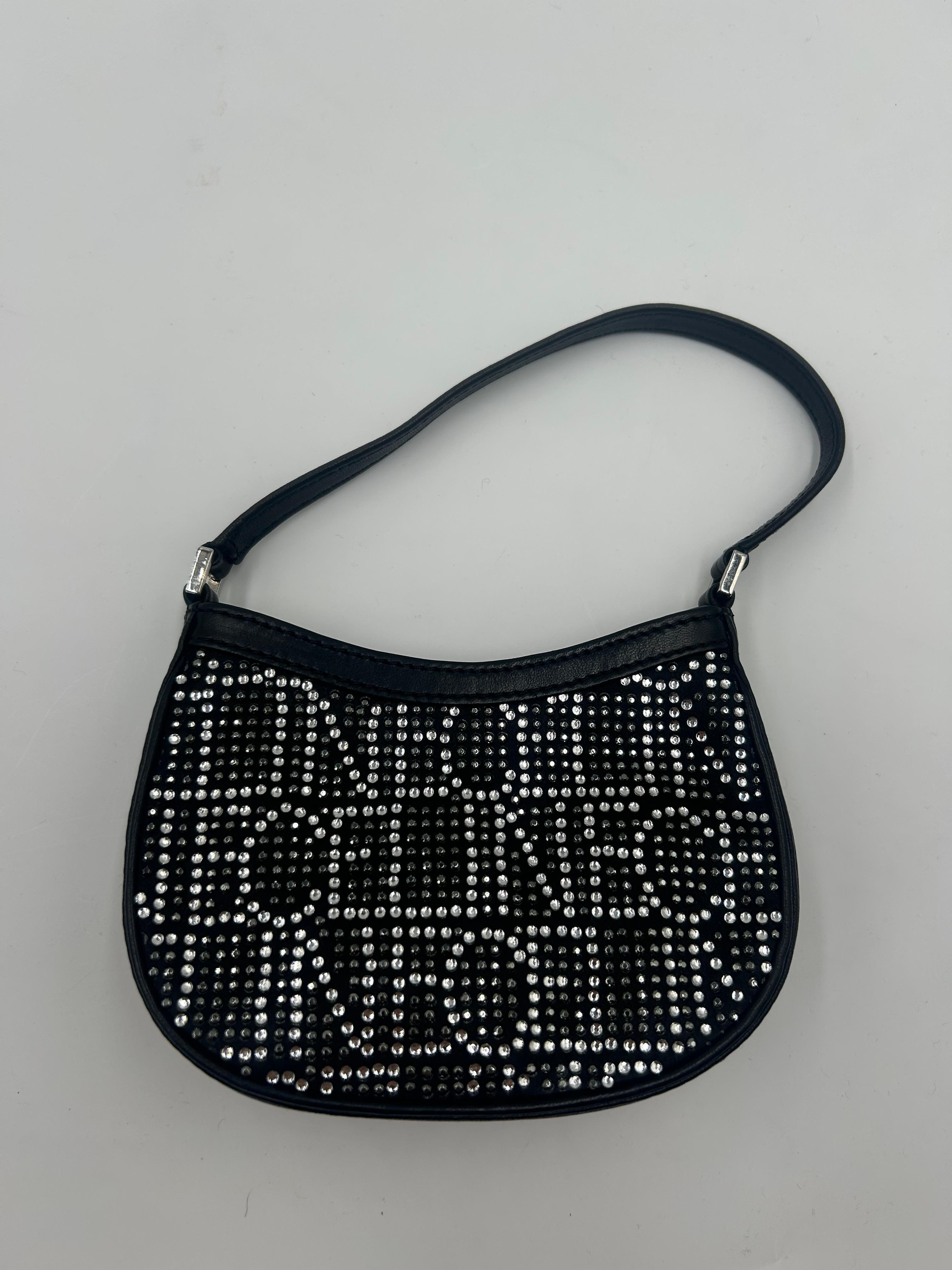 Le Céline Mini est une pièce éblouissante et compacte qui apporte du glamour à l'héritage du design minimaliste de Céline. Recouvert d'éblouissements argentés ton sur ton d'un bout à l'autre, le sac est en satin poli, ce qui ajoute un contraste