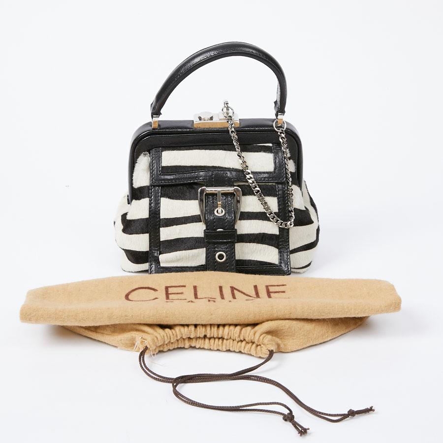 Vintage, this Celine mini handbag is in zebra-style goat leather. A pocket on the front of the bag. The hardware is palladium silver (micro-scratches). Made for the evening, it is worn by hand. Snap button for rocker opening. Possibility to lock it.