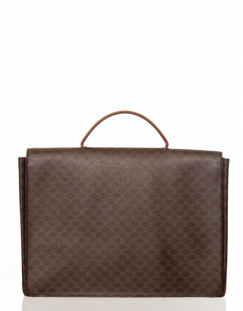 Celine Monogram Brown Leather Briefcase  Bag

Vintage Celine brown leather briefcase with Celine monogram print, flat leather top handle, flap closure and an interior with patch pockets.

COLOR: Brown
MATERIAL: Leather
DATE CODE: F/10
COMES WITH:
