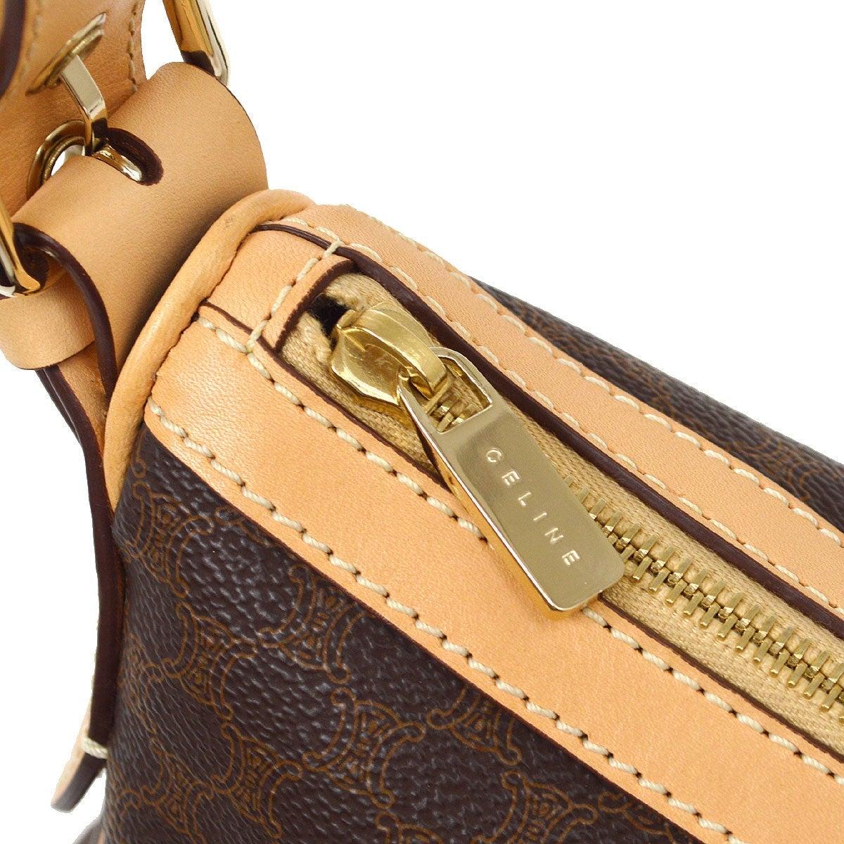 Donna CELINE Monogram Marrone Tan in pelle con rifiniture in oro Borsa a tracolla piccola Pochette in vendita