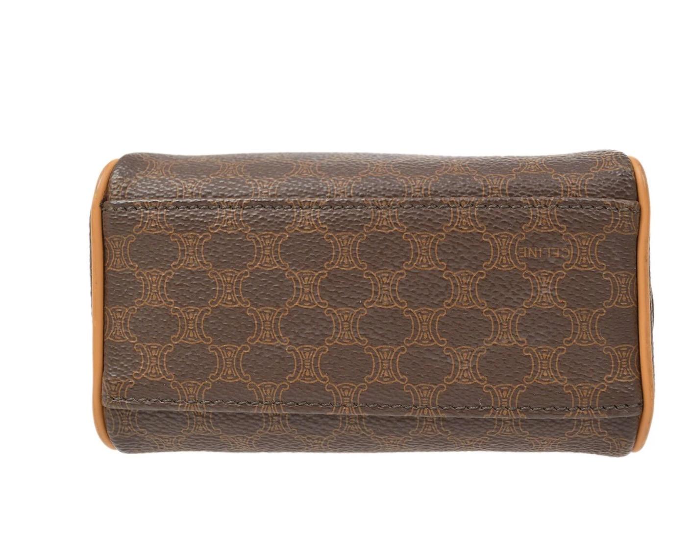 Kleine Mini-Top-Handle-Tasche mit Monogramm und cognacfarbenem Logo (Braun) im Angebot