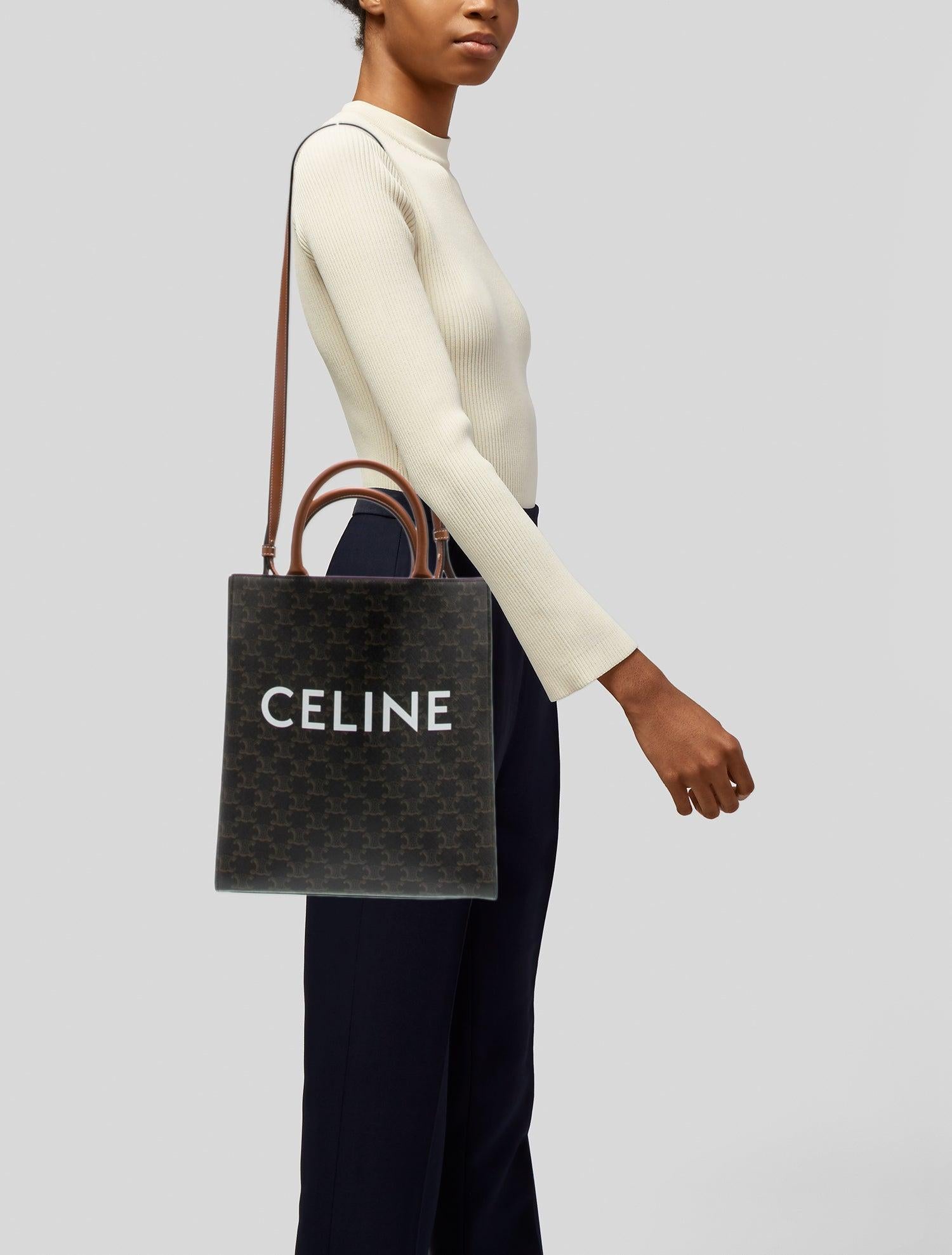 Le sac cabas Celine est confectionné en toile enduite monogramme marron avec des détails Triomphe. Le sac est doté d'une bordure en cuir, de deux poignées roulées et d'une seule bandoulière réglable. Le sac est ouvert sur le dessus et comporte une