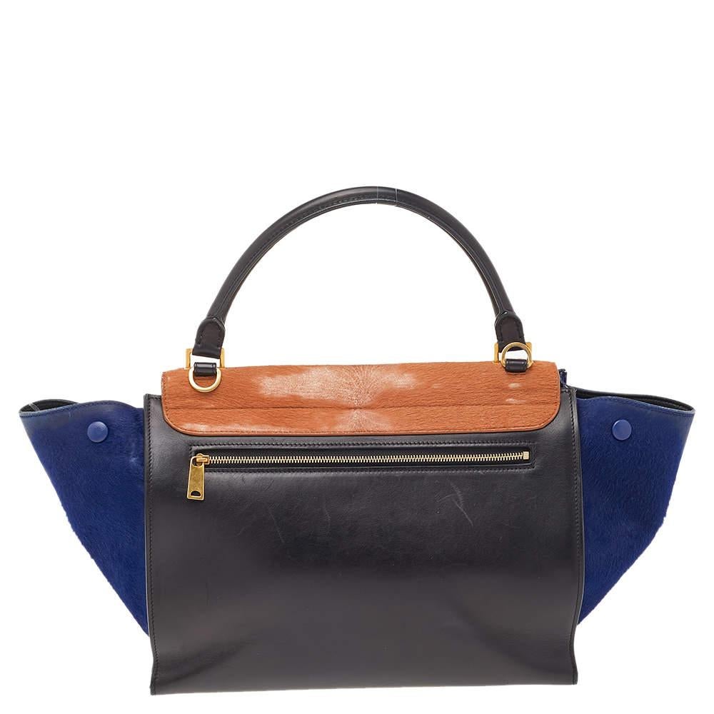In every stride, swing, and twirl, your audience will gasp in admiration at the beautiful sight of this Celine bag. Crafted from leather and calf hair in Italy, the bag has a style that will catch glances from a mile. It has been designed with