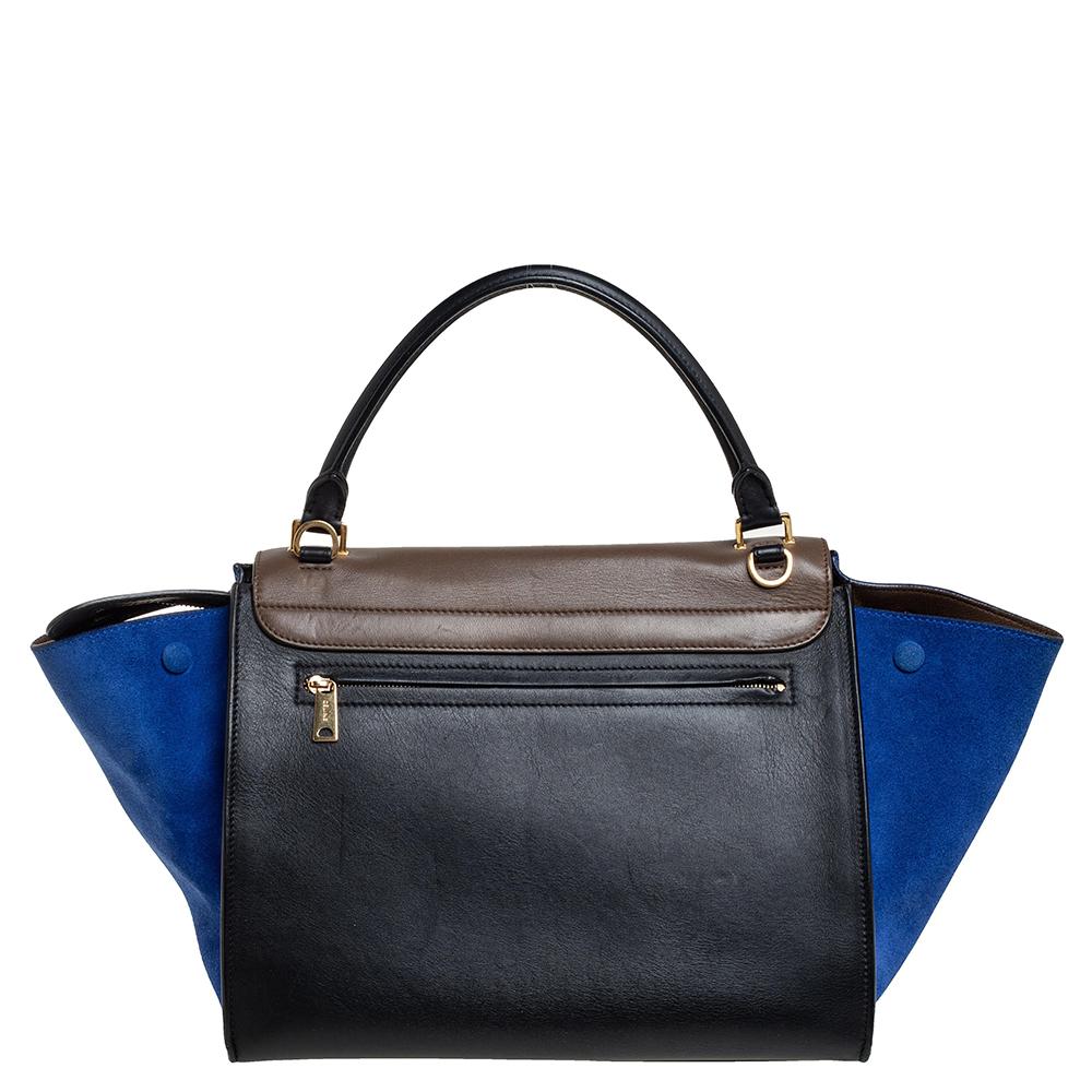 In every stride, swing, and twirl, your audience will gasp in admiration at the beautiful sight of this Celine bag. Crafted from suede and leather in Italy, the bag has a style that will catch glances from a mile. It has been designed with signature
