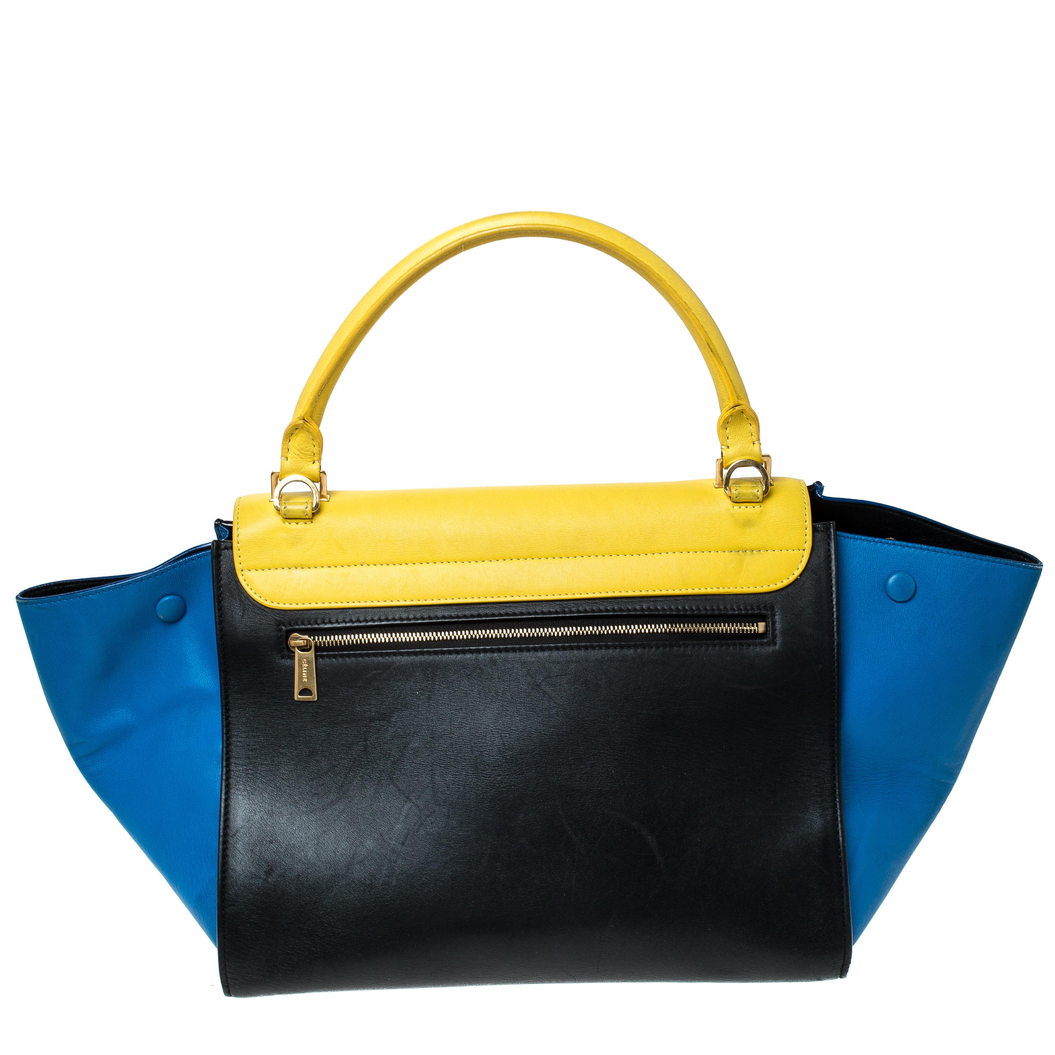 In every stride, swing, and twirl, your audience will gasp in admiration at the beautiful sight of this Celine bag. Crafted from leather in Italy, the bag has a style that will catch glances from a mile. It has been designed with the signature