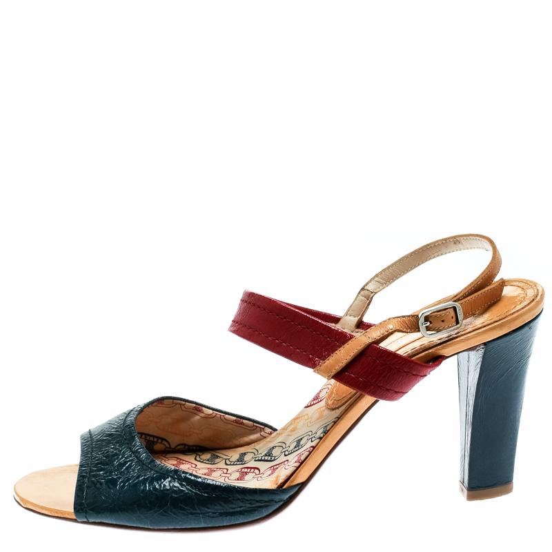 Make an impressive style statement in these gorgeous Celine sandals! The multicolour sandals have been crafted from leather and styled in an open toe silhouette. They flaunt buckled slingbacks and come equipped with comfortable fabric-lined insoles