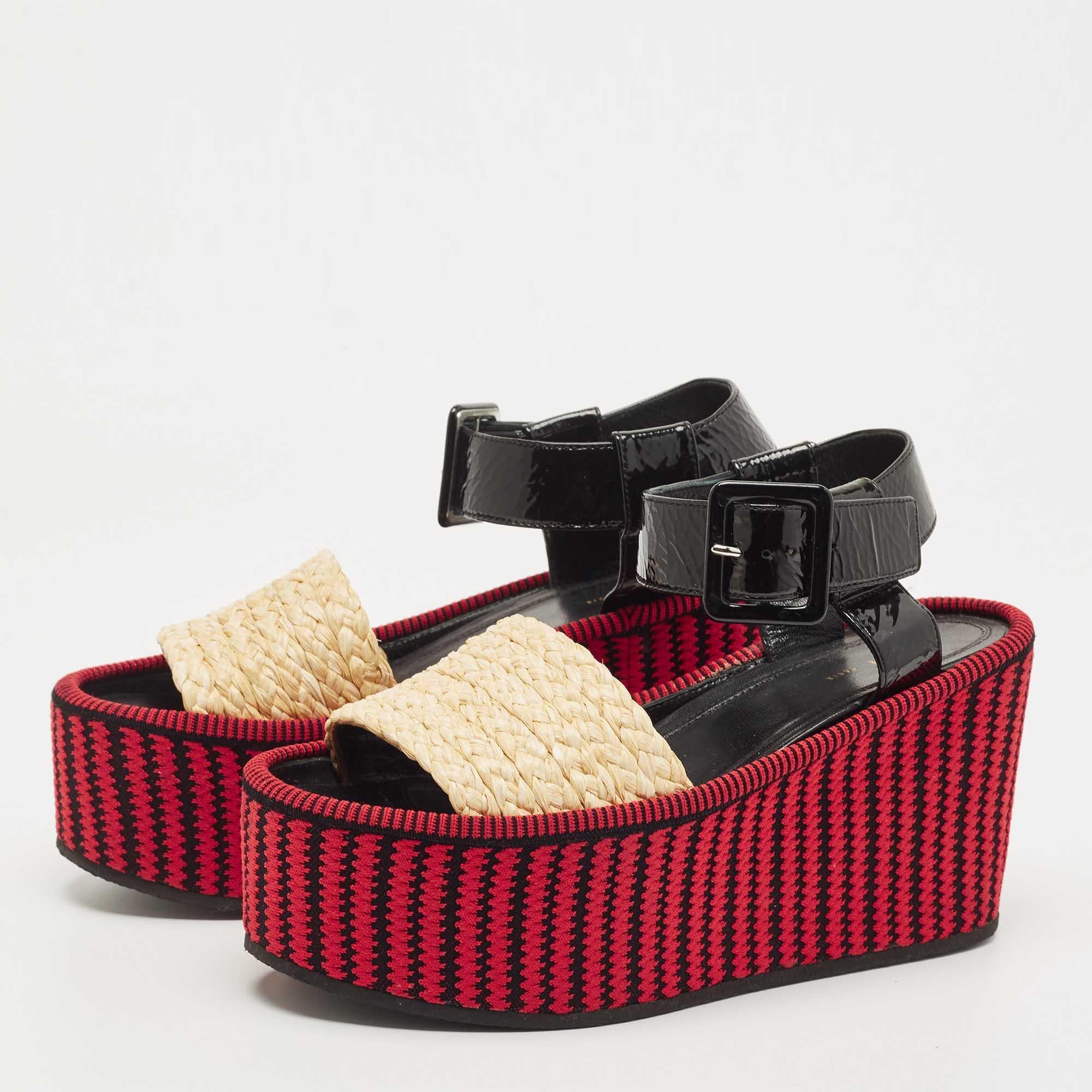 These sandals will frame your feet in an elegant manner. Crafted from quality materials, they display a classy design and comfortable insoles.

