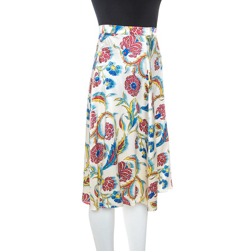 Team this pretty A-line skirt with a fitted blouse and matching footwear, and create a stunning look! Tailored from fine quality silk, it provides a sophisticated and charming appeal. Designed by Celine, it looks perfect with the multicoloured