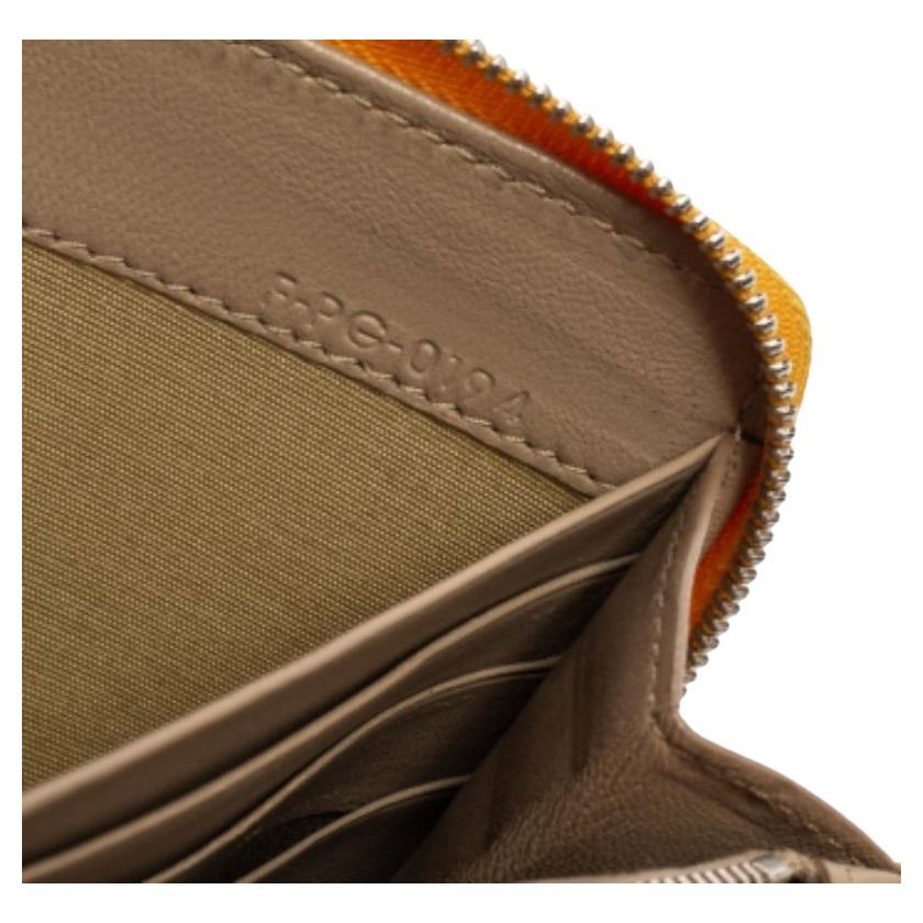 Mantén ordenado tu dinero con esta cartera de Celine. Está fabricado en piel, con cierre de cremallera y herrajes plateados. Su práctica silueta la hace perfecta para los desplazamientos diarios.