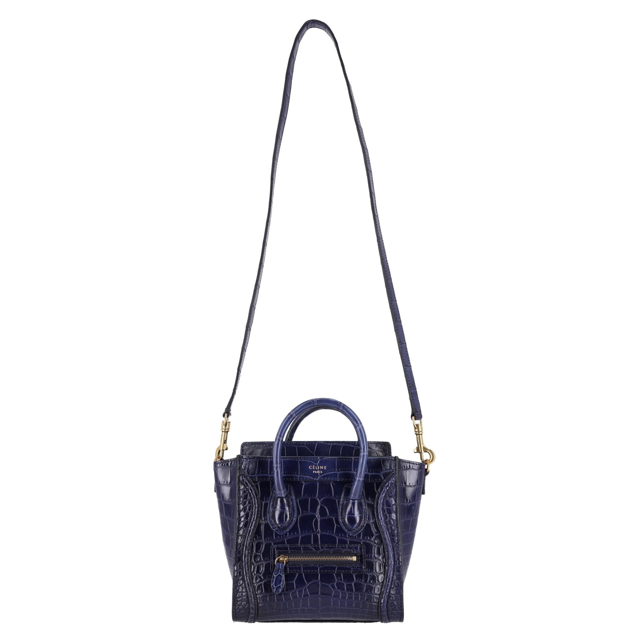 Sac de voyage Nano en peau de crocodile Celine

Cuir de crocodile bleu foncé brillant avec bandoulière amovible.

Il est orné de ferrures dorées, de la marque Celine et d'une poche zippée sur le devant.

Double poignée roulée et fermeture zippée