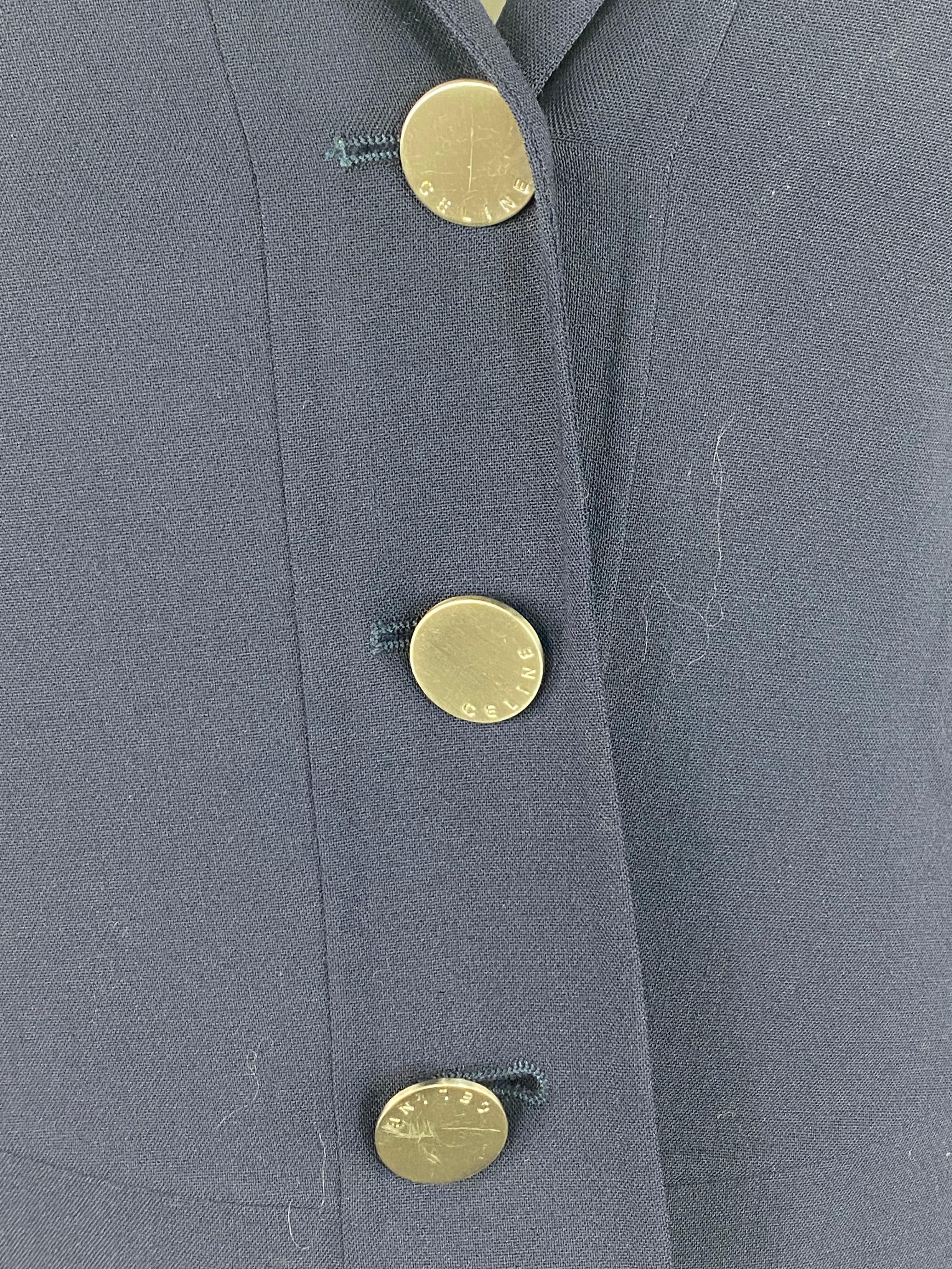 Einzelheiten zum Produkt:

Die Jacke besteht aus 94% Wolle, hat 3/4 lange Ärmel mit drei silberfarbenen Knöpfen und einen passenden Knopfverschluss vorne.