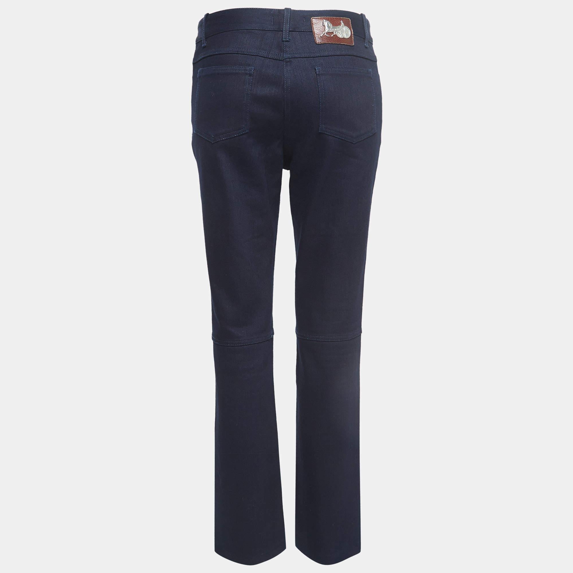 Diese Celine-Jeans ist ein unverzichtbares Kleidungsstück. Diese marineblaue Jeans kann sowohl nach oben als auch nach unten getragen werden, um entweder lässig und bequem oder schick und modisch auszusehen.


