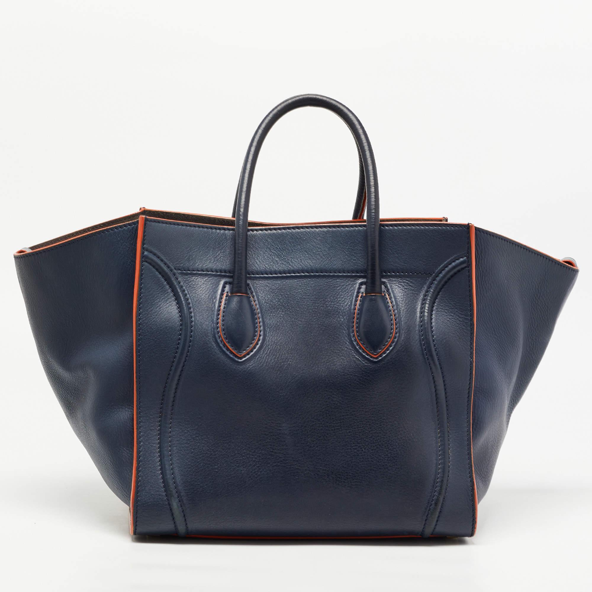 Designer bags are ideal companions for ample occasions! Here we have a fashion-meets-functionality piece crafted with precision. It has been equipped with a well-sized interior that can easily fit all your essentials.

