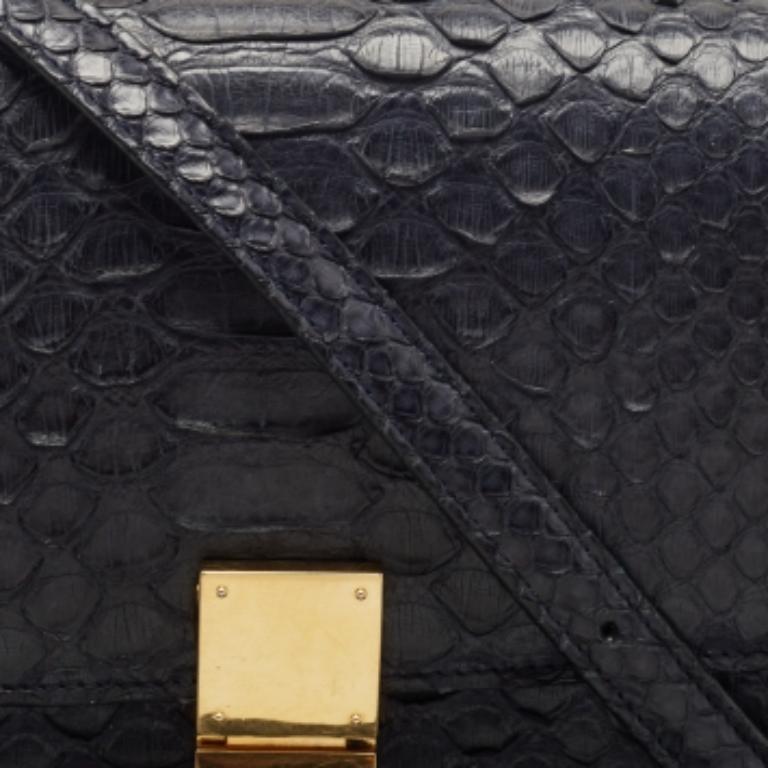 Per un look completo di stile, gusto e un tocco di lusso, questa borsa firmata è l'aggiunta perfetta. Sfoggia questa bellezza sulla tua spalla e goditi il gusto del lusso che ti lascia.