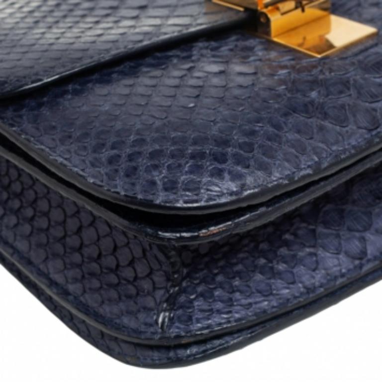 Sac à bandoulière moyen Classic Box en python bleu marine de Celine en vente 3