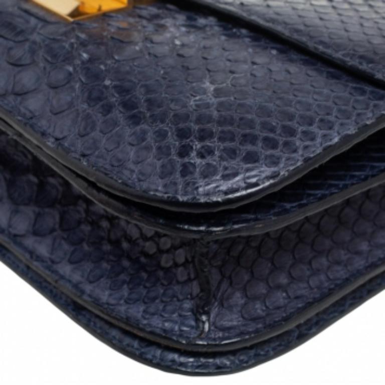Sac à bandoulière moyen Classic Box en python bleu marine de Celine en vente 4
