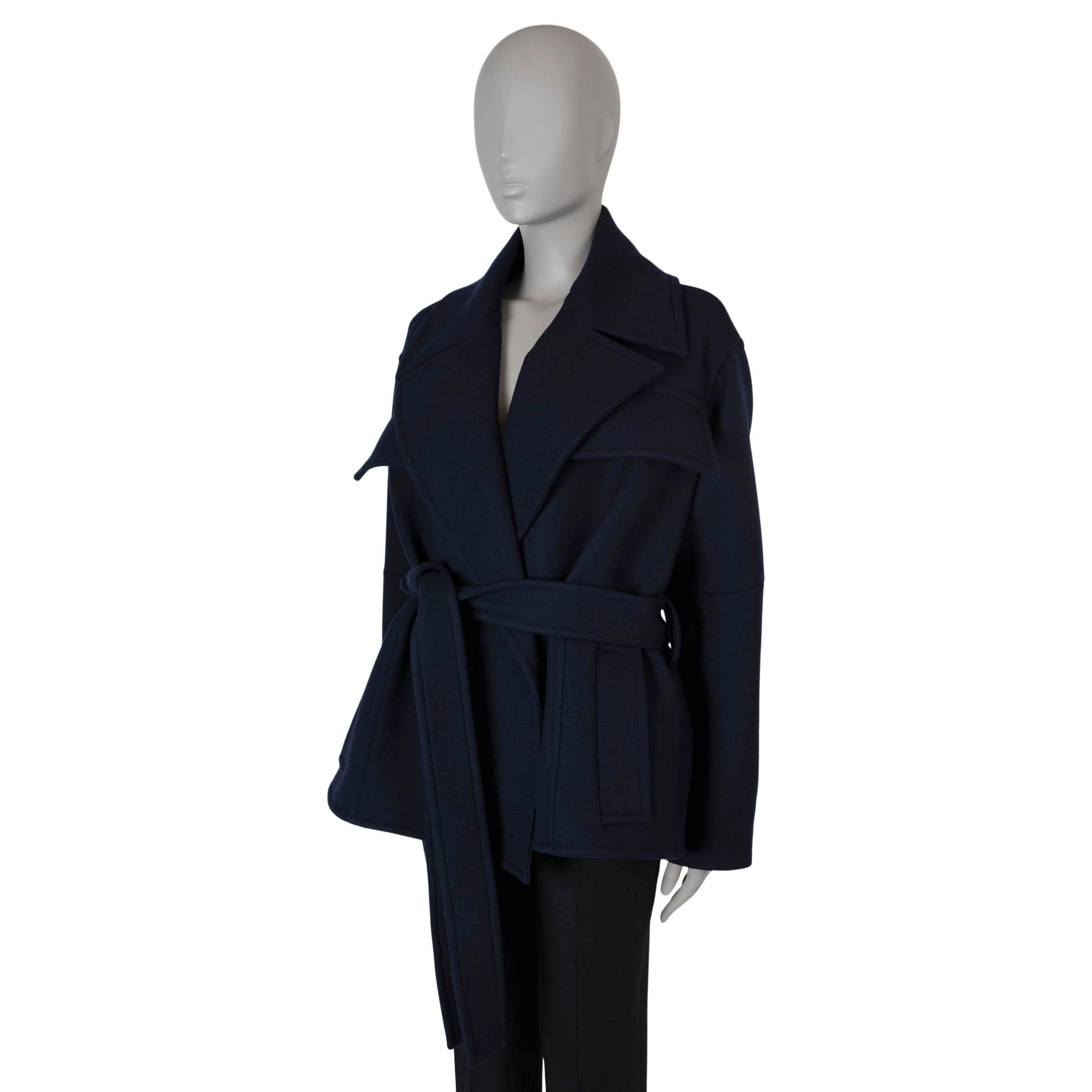 Diese 100% authentische Céline by Phoebe Philo Peacoat ist aus navyblauer Twillwolle (99%) und Seide (1%) gefertigt. Die kastenförmige Silhouette mit übergroßem Revers, zwei Brusttaschen mit Klappe und zwei Leistentaschen an der Taille sorgen für