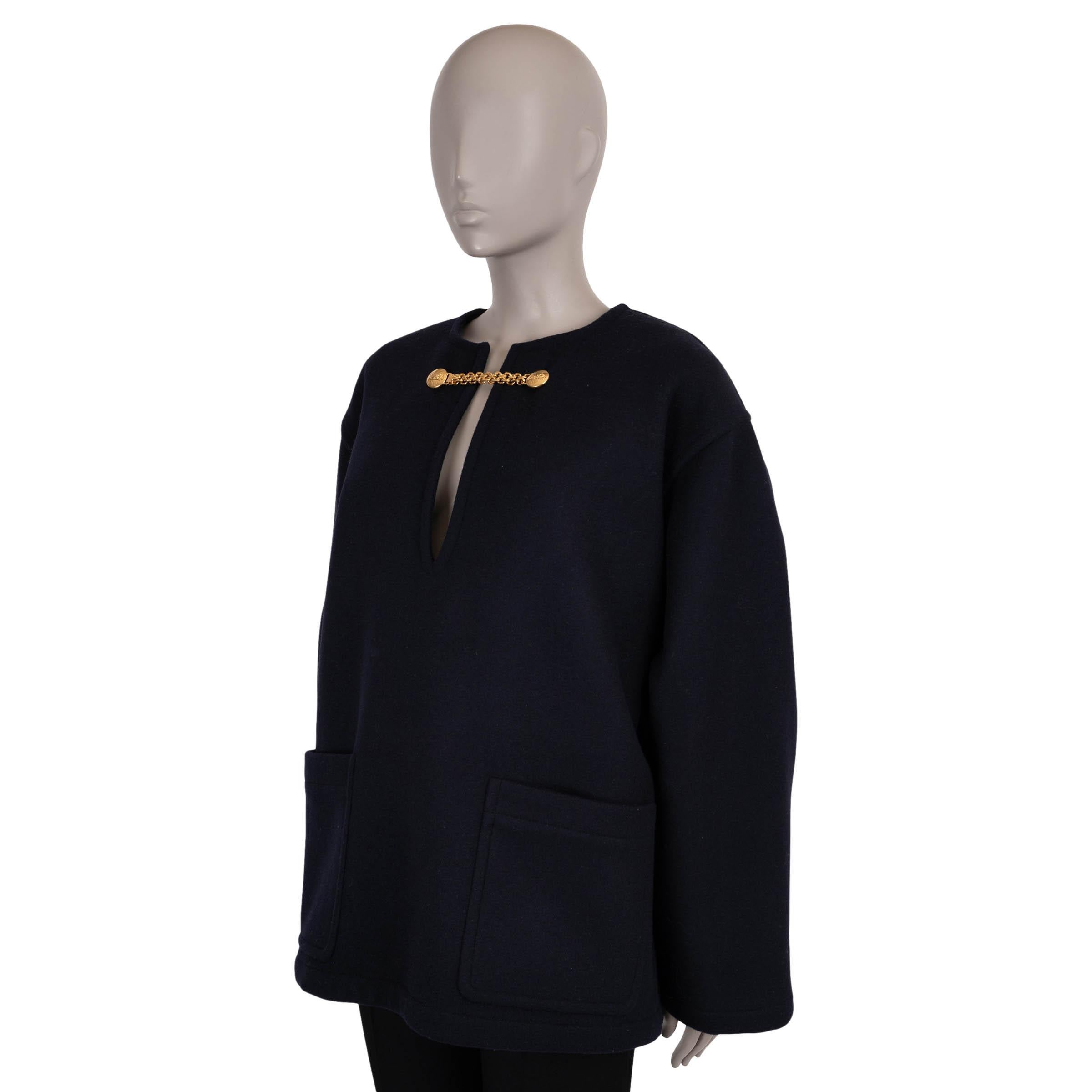 Cette veste Vareuse 100% authentique de Celine est confectionnée en laine feutrée bleu marine et offre une allure à la fois raffinée et décontractée. La silhouette surdimensionnée présente des épaules tombantes et un col ras du cou fendu, orné d'une
