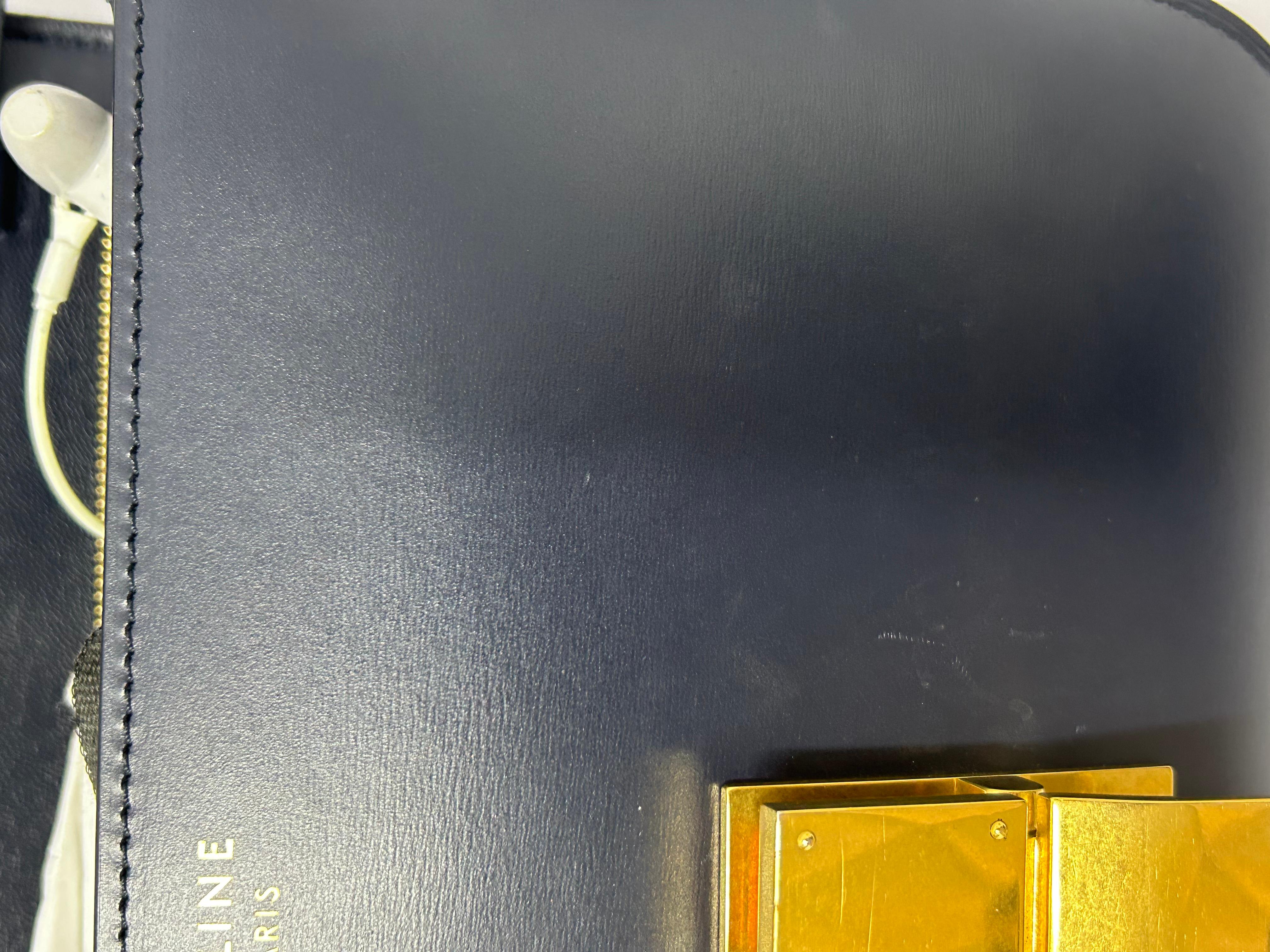 Celine Marineblaue Medium Classic Box Umhängetasche aus Leder im Angebot 16