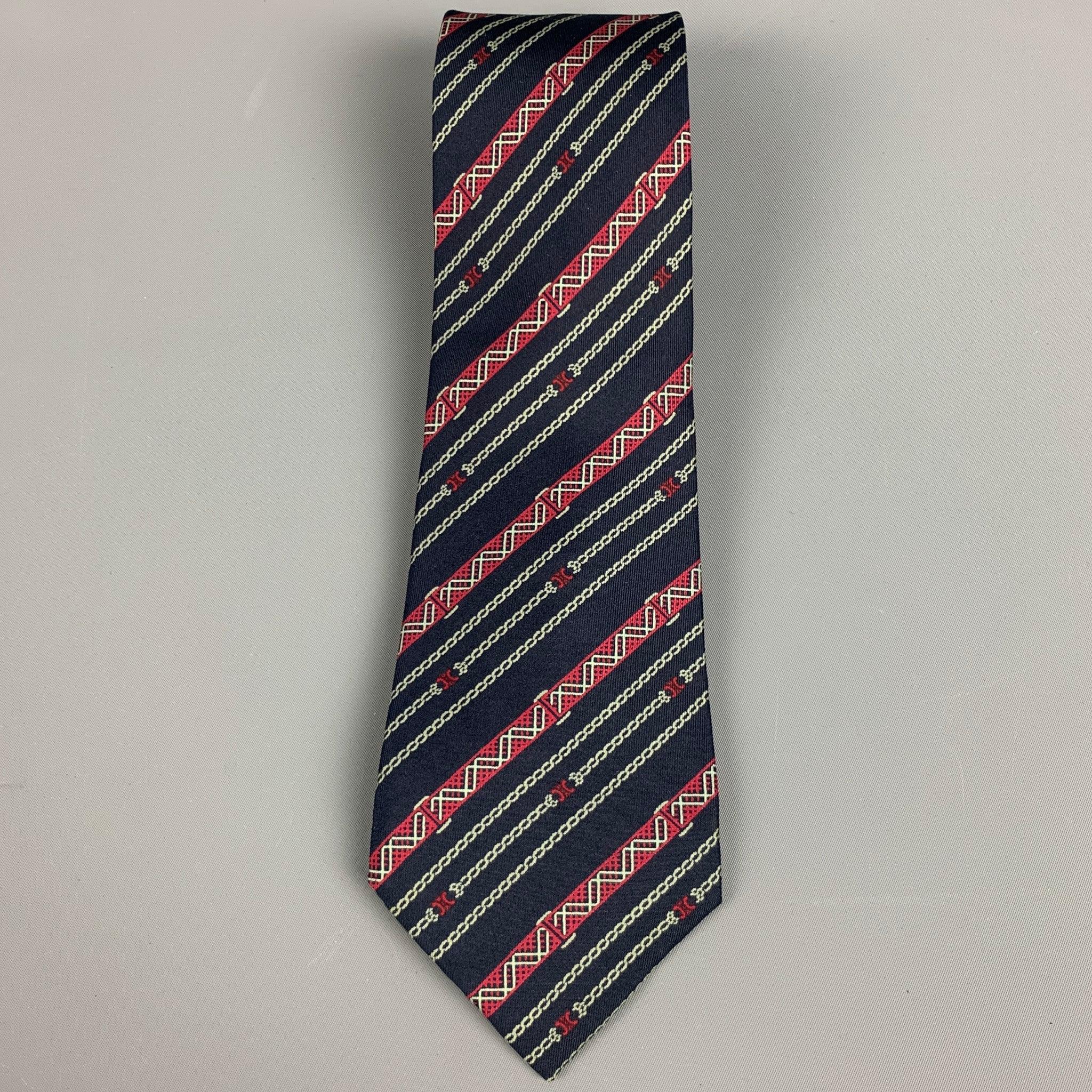 CELINE
necktie in a navy silk fabric featuring red diagonal chain link stripe pattern. Handmade in Spainches Excellent Pre-Owned Condition. 

Measurements: 
  Width: 3.5 inches Length: 58 inches 
  
  
 
Reference: 128076
Category: Tie
More Details
