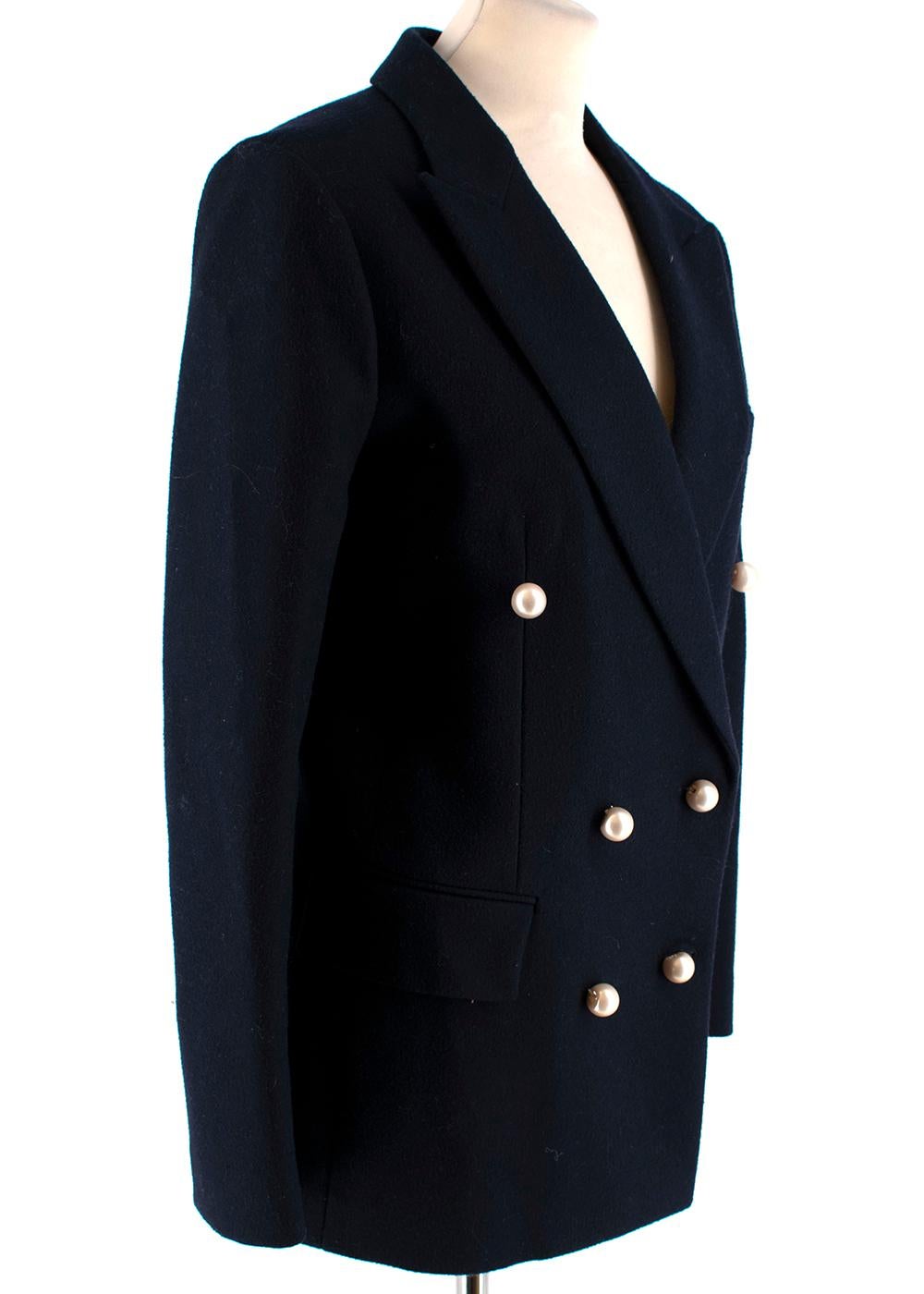Celine Navy Classic Jacket

- Perlmuttknöpfe
- Zweireihiger Verschluss
- Reverskragen
- Aufgesetzte Taschen
- Halbstrukturierte Schultern
- Seidenblaues Futter
- Warmes Material für den Winter

Stoffzusammensetzung: 100% Wolle

Made in Italy

Die