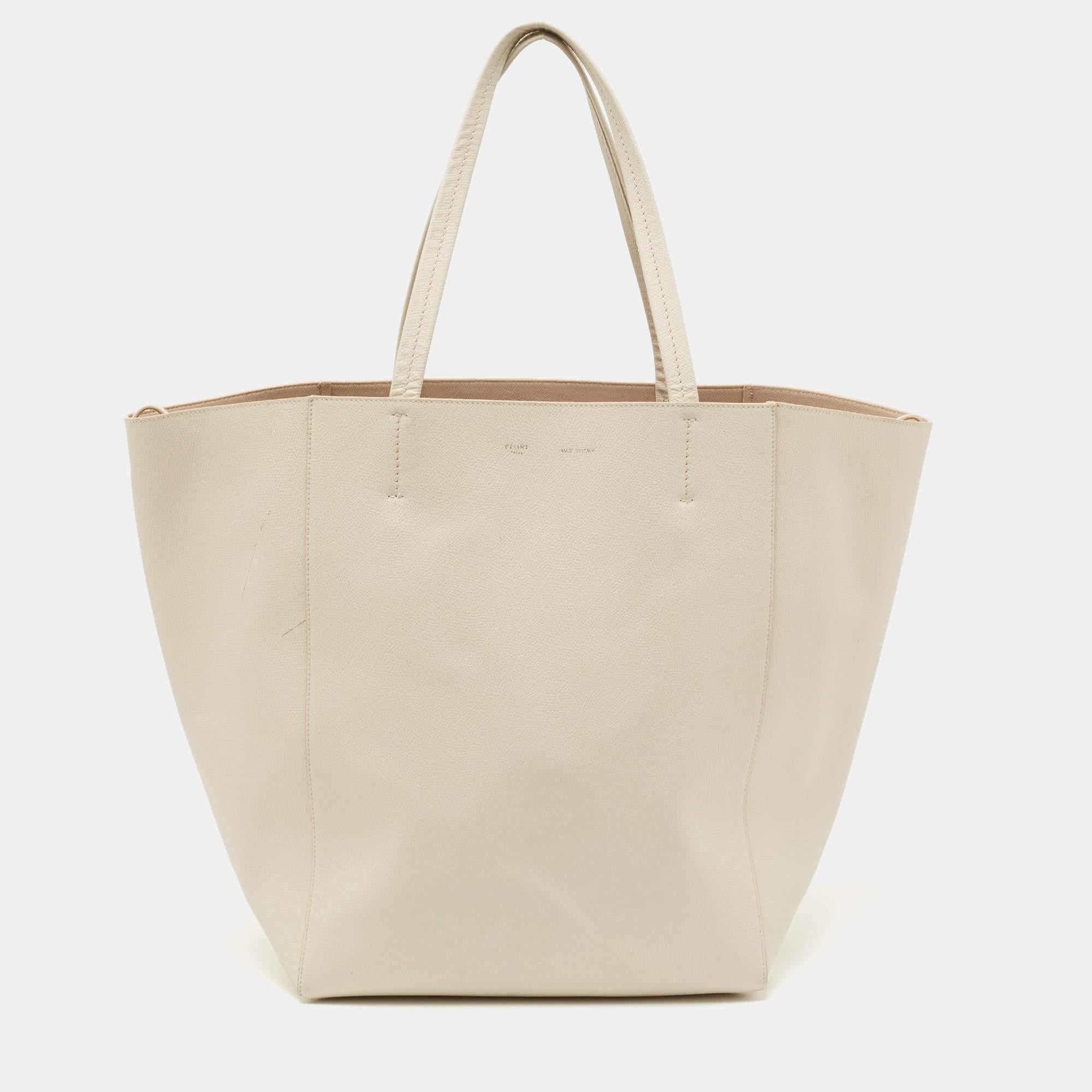 This tote from Celine has been designed to be a worthy style companion! Crafted from leather, the bag features a spacious interior to carry your essentials in.


