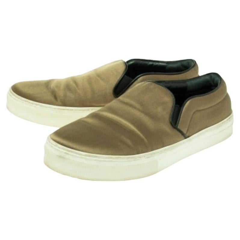 A seamless blend of style, elegance, and comfort, Celine's sneakers are the epitome of modern Italian sophistication. They have been crafted from olive green satin and styled with round toes. They come equipped with comfortable leather-lined insoles