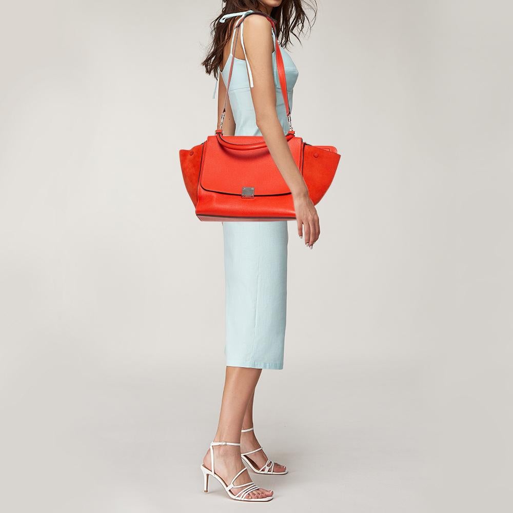 In every stride, swing, and twirl, your audience will gasp in admiration at the beautiful sight of this Celine bag. Crafted from leather and suede in Italy, the bag has a style that will catch glances from a mile. It has been designed with the