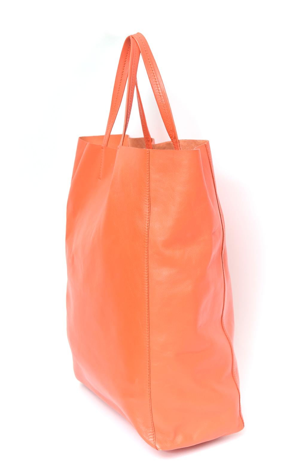This large Celine orange leather Cabas tote bag is in excellent condition. It comes with the original duster.
It is 16