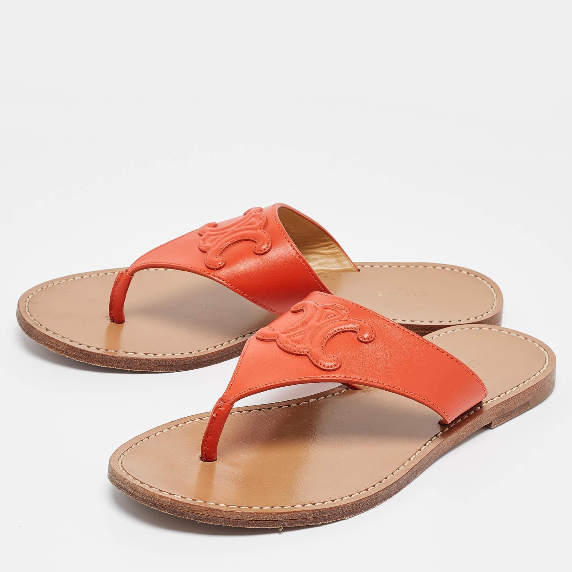 A perfect blend of luxury style and comfort. These designer flats are made using prime quality materials and frame your feet in the most elegant way. They can be paired with a host of outfits from your wardrobe.